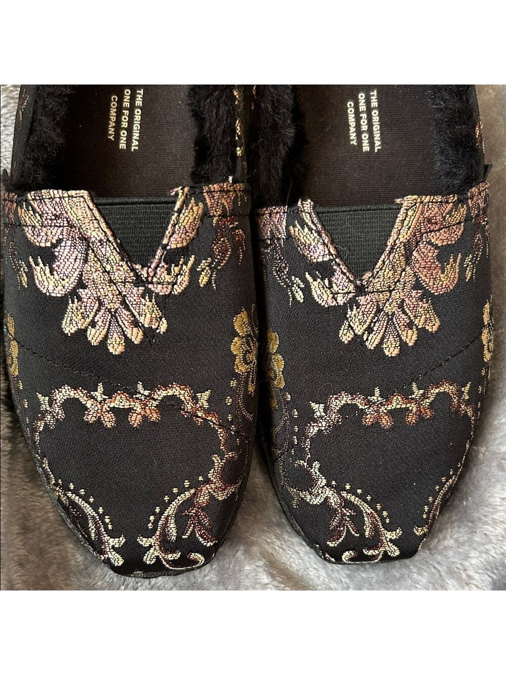 TOMS Women's Black and Gold Patterned Loafers with Faux Fur Lining size 5.5W - Picture 4 of 8